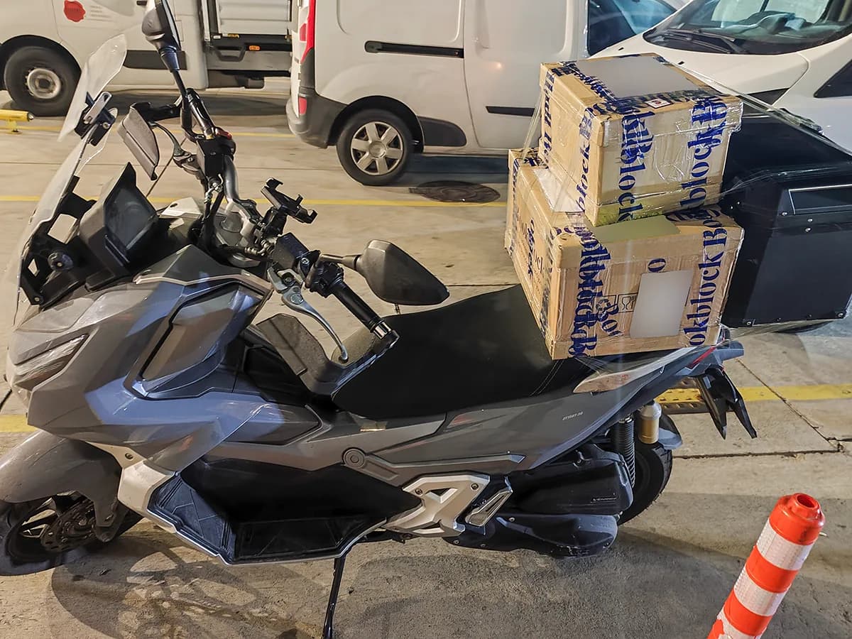 Motosikletin arka bölümündeki paketlenmiş matbaa ürünleri